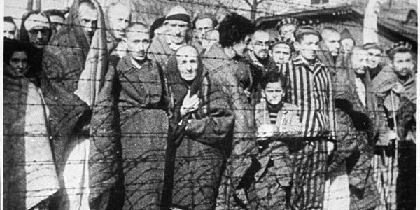 Judeus em campo de concentração